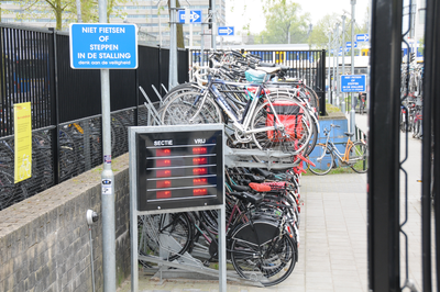 814538 Afbeelding van de tijdelijke fietsenstalling op het Smakkelaarsveld te Utrecht.